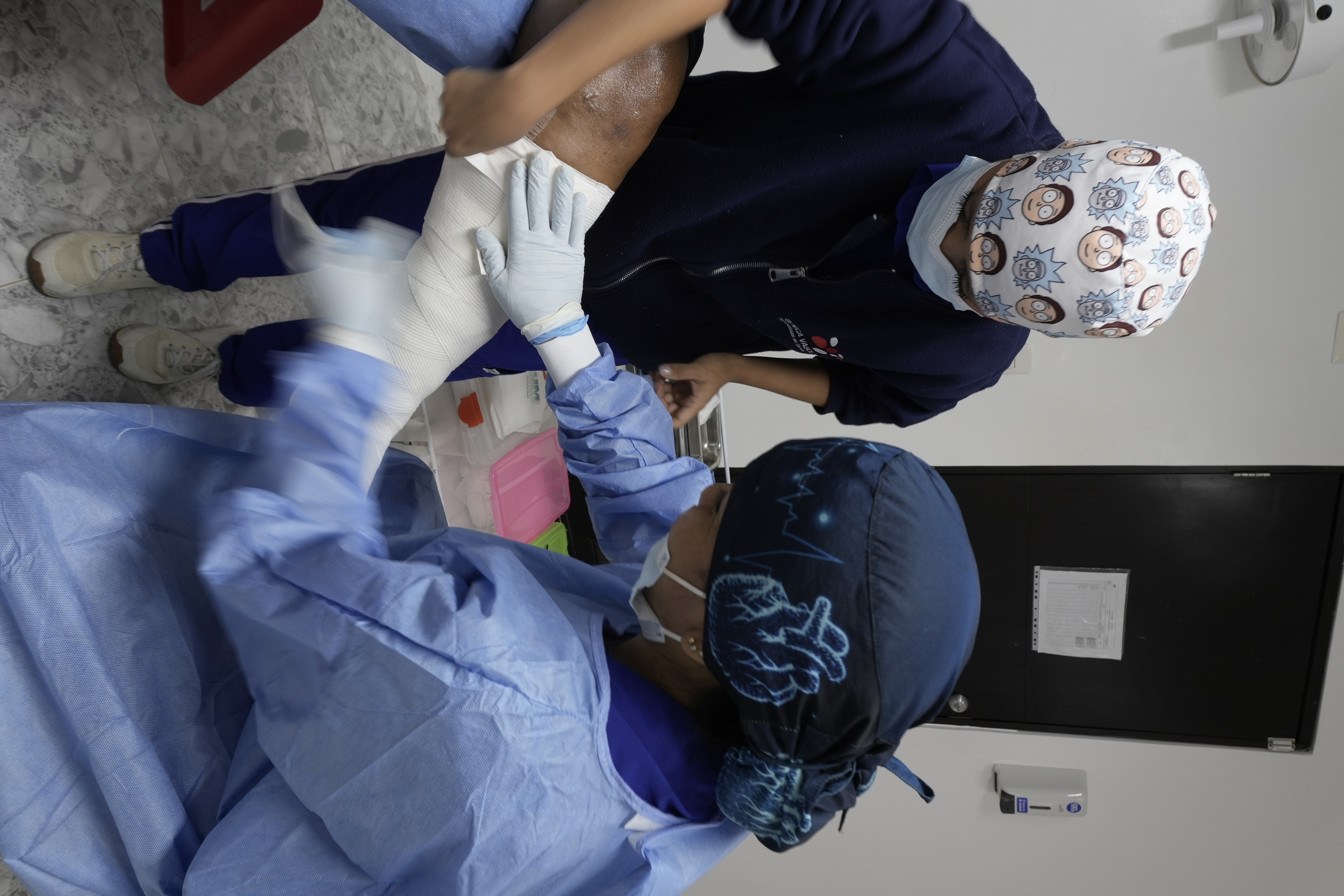 Profesional de salud realizando una curación vascular